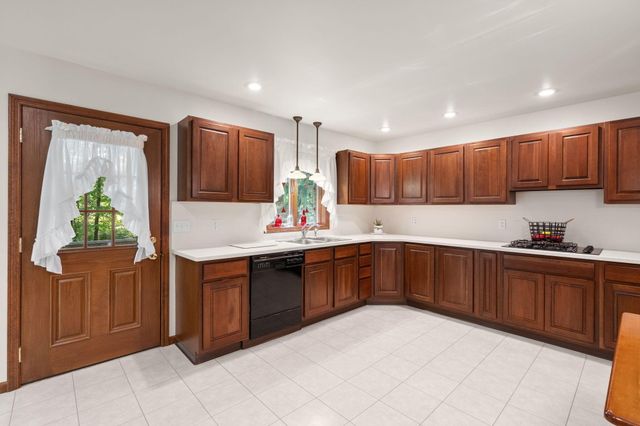 130 Woodland Hickory Court, Valparaiso, IN 46385