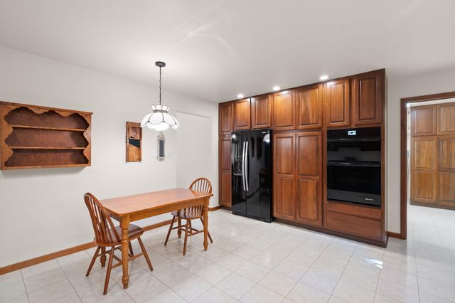 130 Woodland Hickory Court, Valparaiso, IN 46385