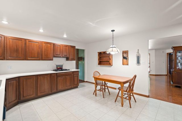 130 Woodland Hickory Court, Valparaiso, IN 46385