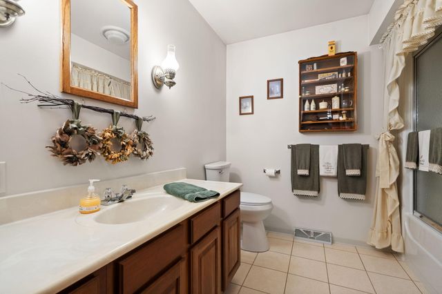 130 Woodland Hickory Court, Valparaiso, IN 46385