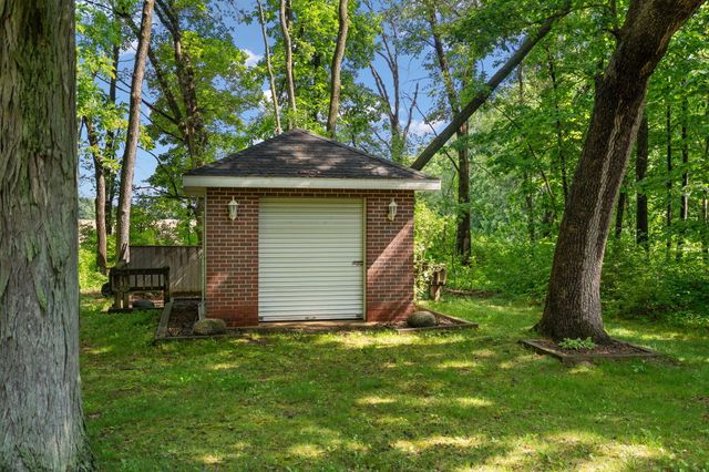 130 Woodland Hickory Court, Valparaiso, IN 46385