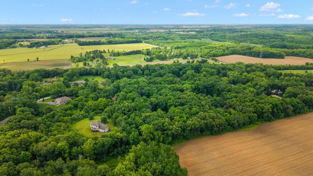 130 Woodland Hickory Court, Valparaiso, IN 46385