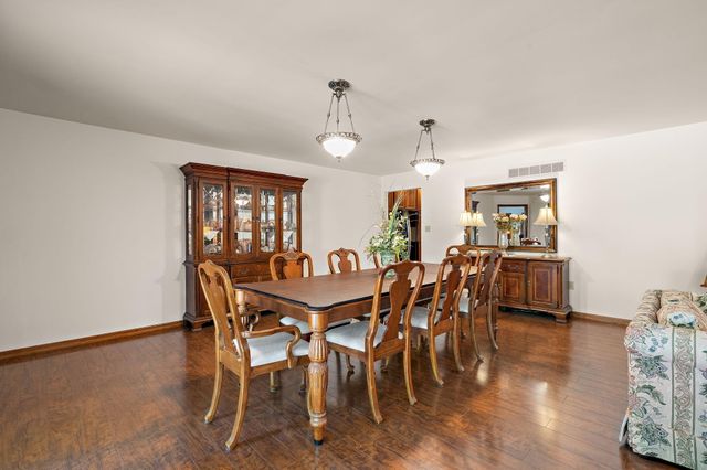 130 Woodland Hickory Court, Valparaiso, IN 46385