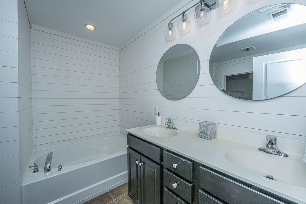 Image 16 of property listing at 1076 Bennington Drive, Charleston, SC 29492