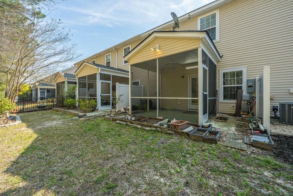 Image 26 of property listing at 1076 Bennington Drive, Charleston, SC 29492