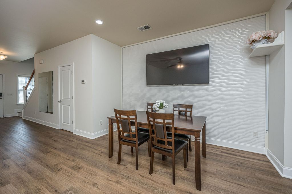 Image 4 of property listing at 1076 Bennington Drive, Charleston, SC 29492