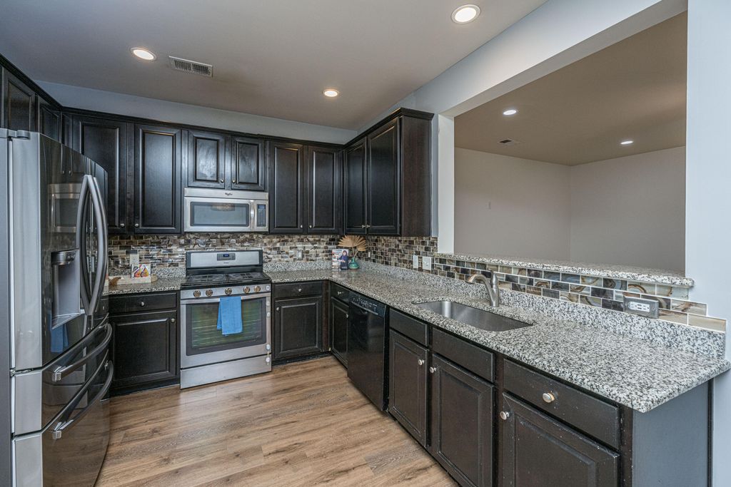 Image 9 of property listing at 1076 Bennington Drive, Charleston, SC 29492