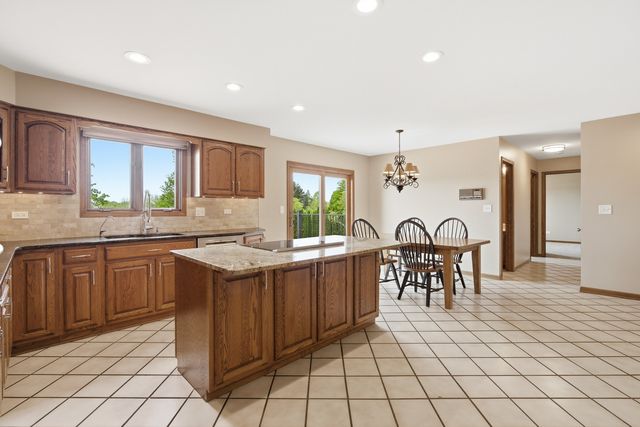 2208 Shetland Road, Inverness, IL 60010