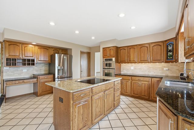 2208 Shetland Road, Inverness, IL 60010