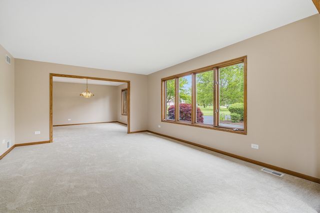 2208 Shetland Road, Inverness, IL 60010