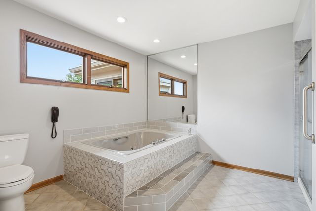 2208 Shetland Road, Inverness, IL 60010
