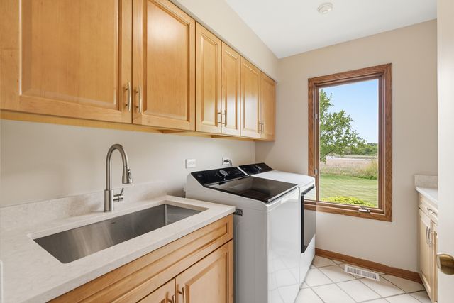 2208 Shetland Road, Inverness, IL 60010