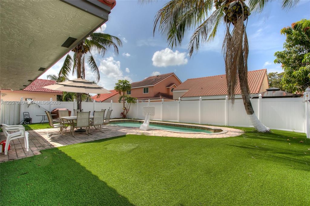 Image 15 of property listing at 9521 NW 18th Mnr, Plantation, FL 33322