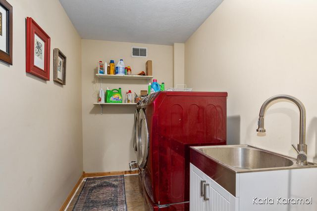 61 Greystone Court NE, Rockford, MI 49341