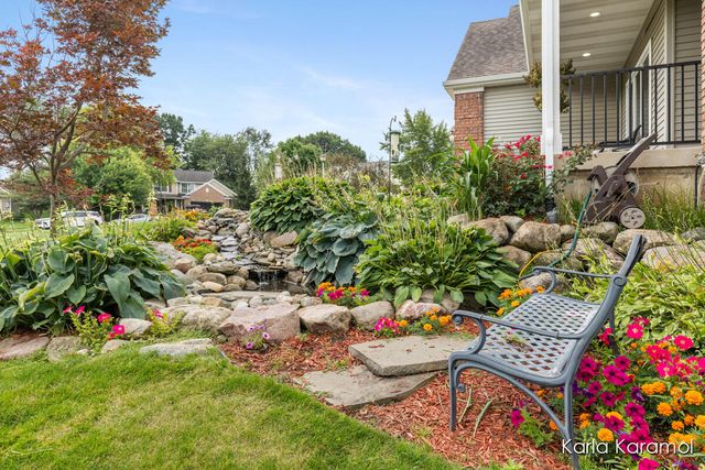 61 Greystone Court NE, Rockford, MI 49341