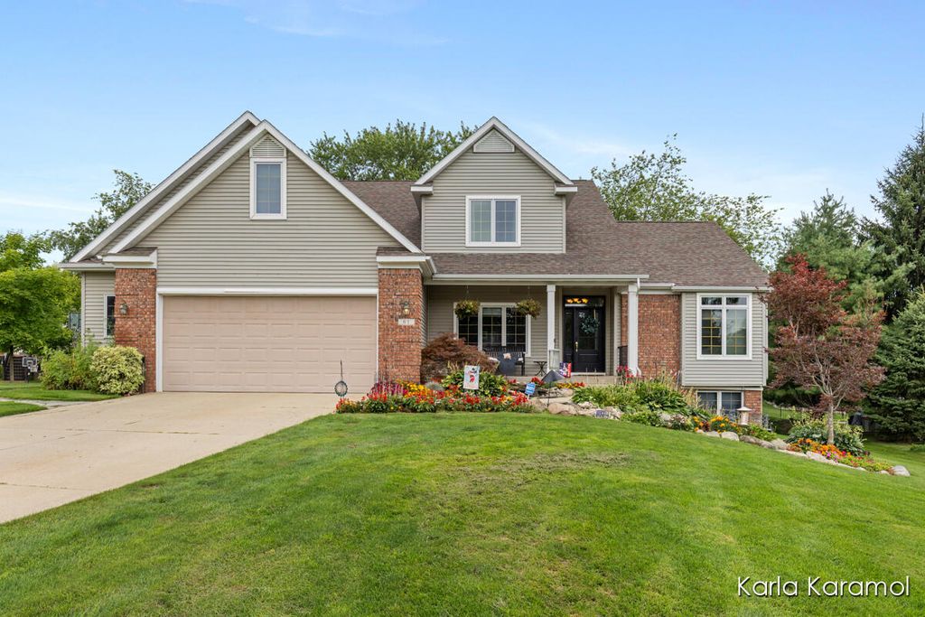 61 Greystone Court NE, Rockford, MI 49341