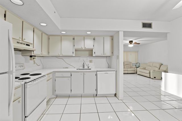 5280 Las Verdes Circle 219, Delray Beach, FL 33484