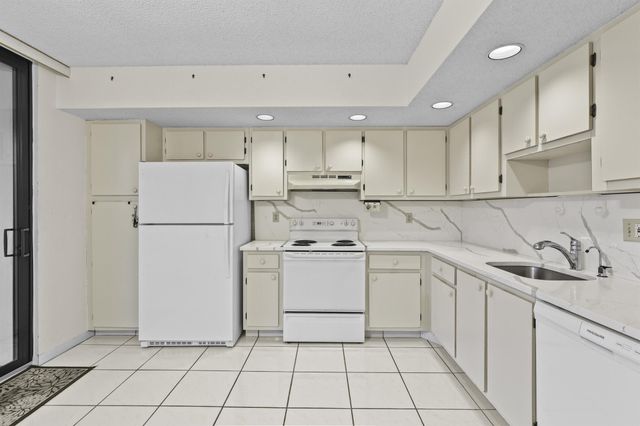 5280 Las Verdes Circle 219, Delray Beach, FL 33484