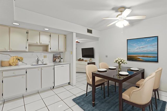 5280 Las Verdes Circle 219, Delray Beach, FL 33484