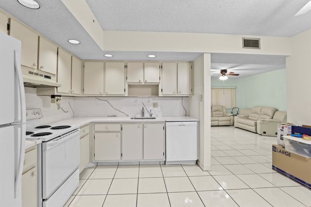 5280 Las Verdes Circle 219, Delray Beach, FL 33484