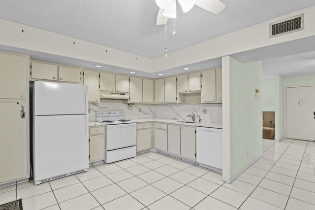 5280 Las Verdes Circle 219, Delray Beach, FL 33484