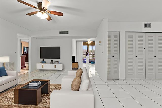 5280 Las Verdes Circle 219, Delray Beach, FL 33484