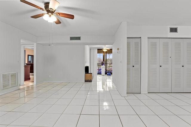 5280 Las Verdes Circle 219, Delray Beach, FL 33484