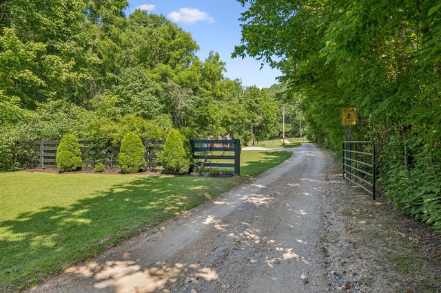 4574 Hampshire Pike, Hampshire, TN 38461