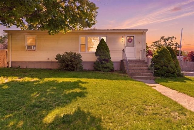 8 Deer St, Somerset, MA 02726