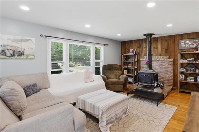 8 Deer St, Somerset, MA 02726