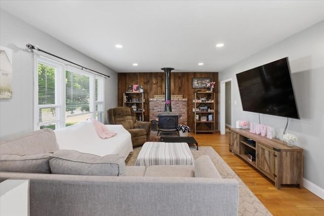 8 Deer St, Somerset, MA 02726