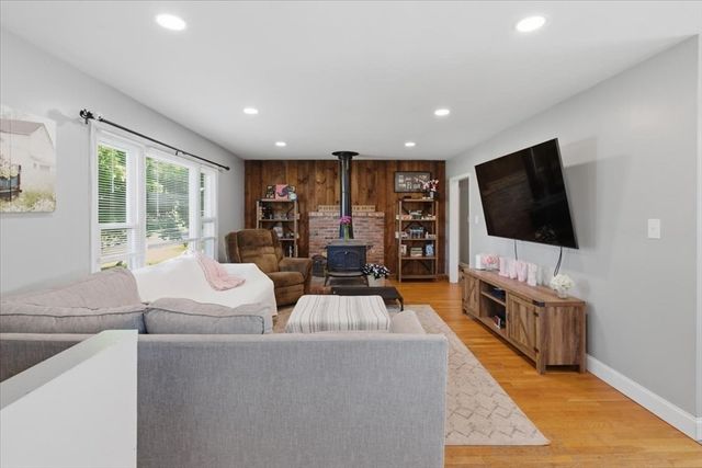 8 Deer St, Somerset, MA 02726