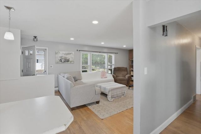 8 Deer St, Somerset, MA 02726