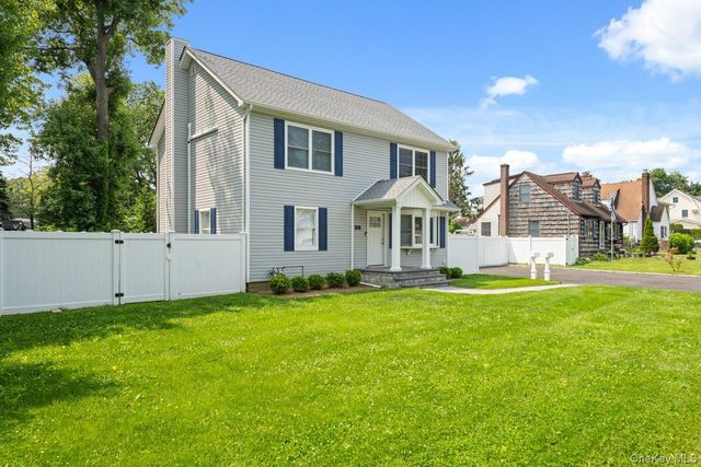 25 Lorraine 1, Northport, NY 11768