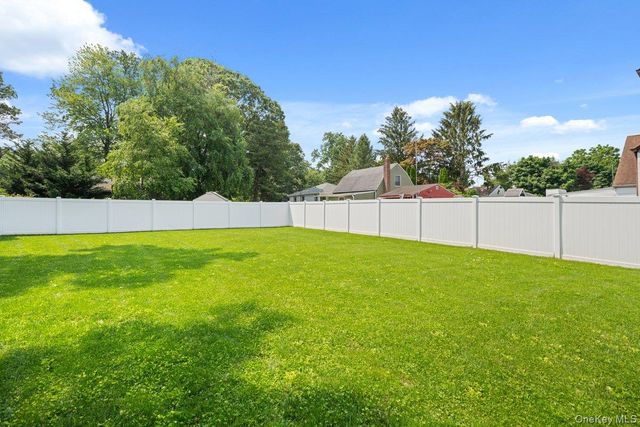 25 Lorraine 1, Northport, NY 11768