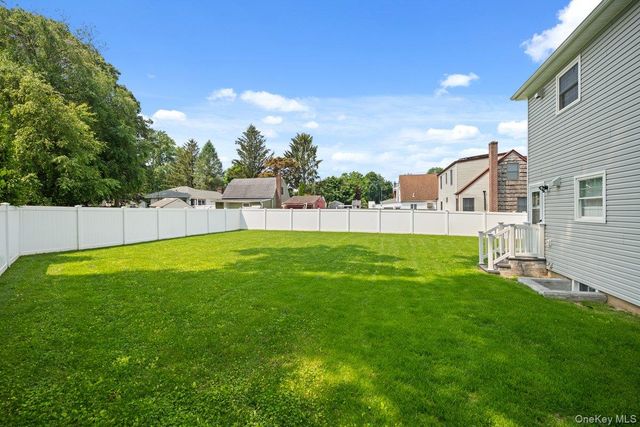 25 Lorraine 1, Northport, NY 11768