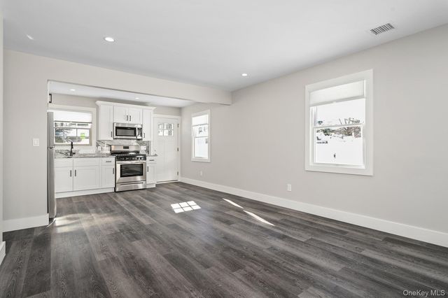 25 Lorraine 1, Northport, NY 11768