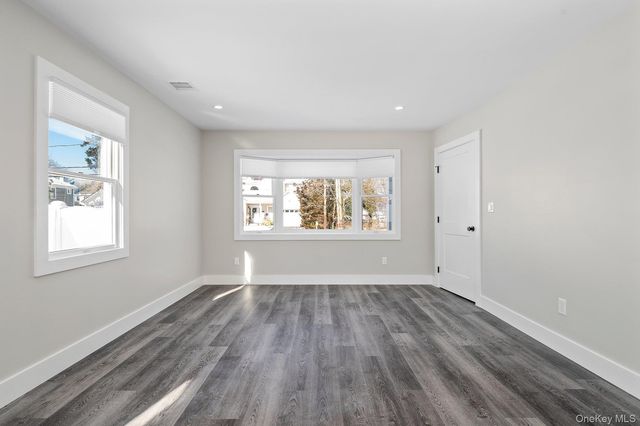 25 Lorraine 1, Northport, NY 11768