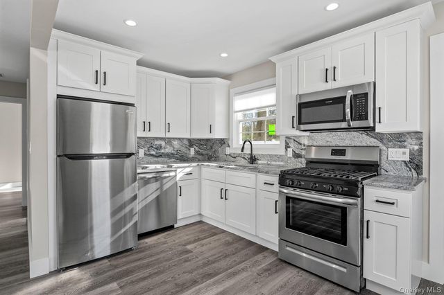 25 Lorraine 1, Northport, NY 11768