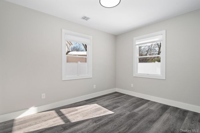 25 Lorraine 1, Northport, NY 11768