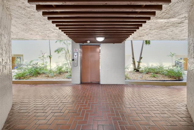 6666 SW 115th Court 301, Miami, FL 33173