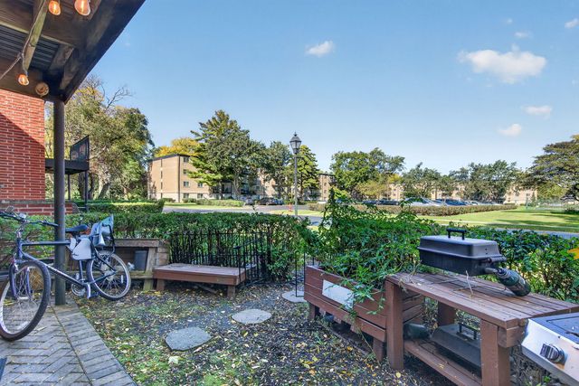 2407 E Brandenberry Court 1L, Arlington Heights, IL 60004