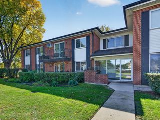 2407 E Brandenberry Court 1L, Arlington Heights, IL 60004