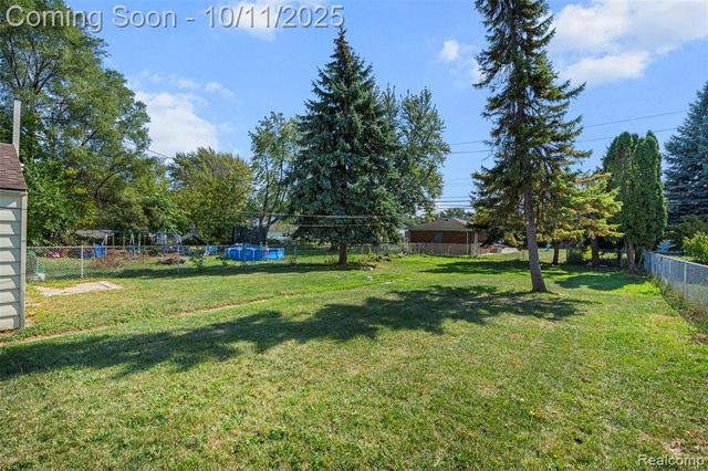 16106 Chesterfield Avenue, Eastpointe, MI 48021