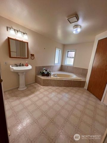 3688 Smugglers Cove Road, Greenbank, WA 98253