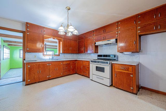 411 W 1st St, Stanton, TX 79782