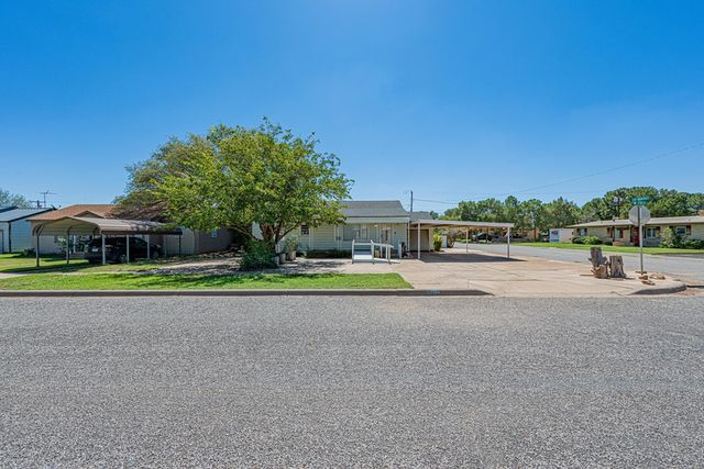 411 W 1st St, Stanton, TX 79782