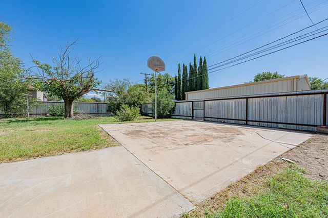 411 W 1st St, Stanton, TX 79782