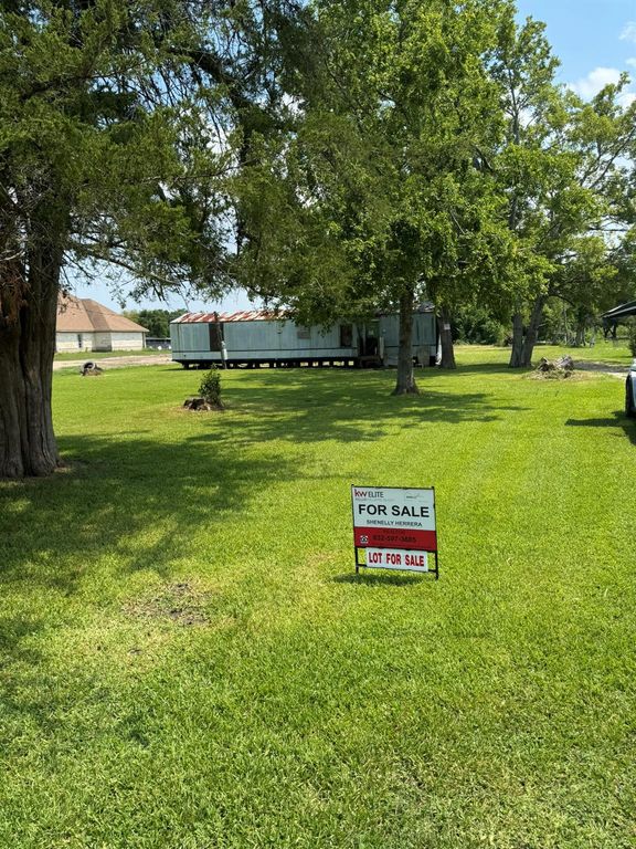 1003 Battlebell Road, Highlands, TX 77562