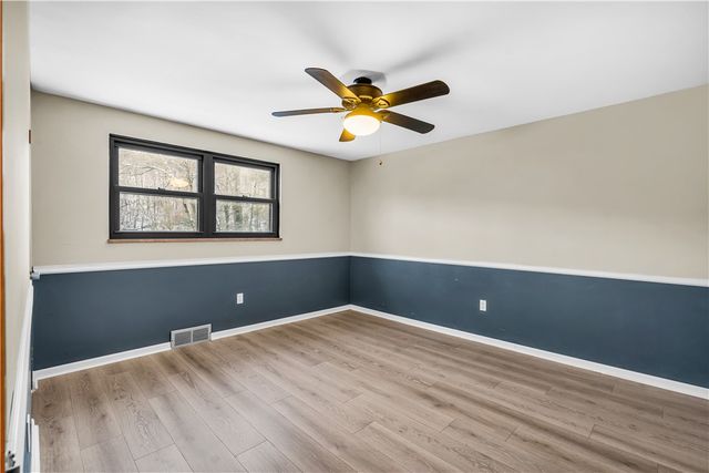 25 Carol Dr, Collier Twp, PA 15106